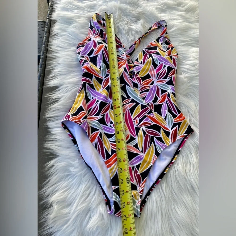 BCBG Paris Women's Adjustable Keyhole One Piece Swimsuit Sz Small.